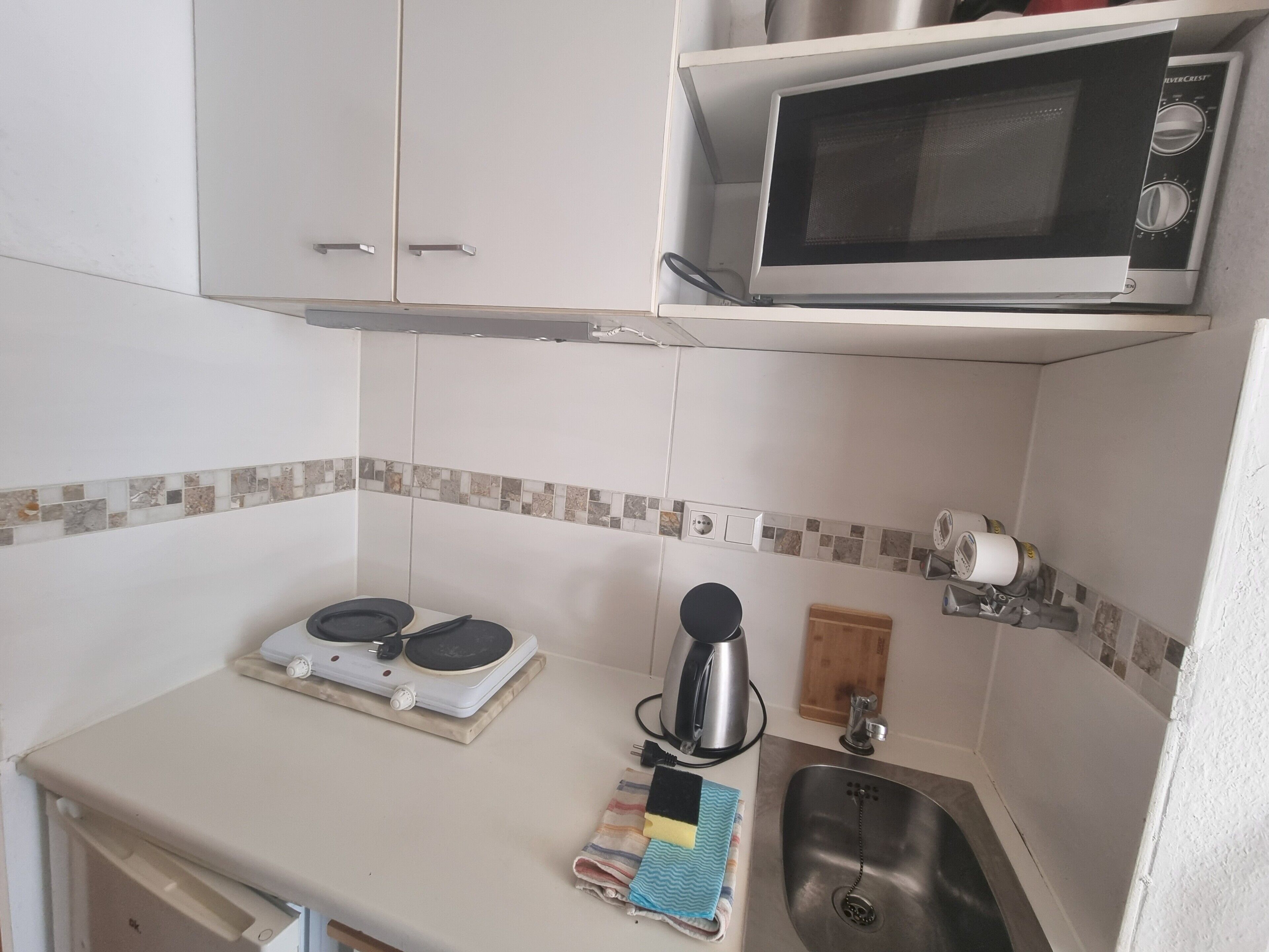 Kühlschrank, Mikrowelle, Herdplatte, Wasserkocher mit Kaffee-/Teezubehör