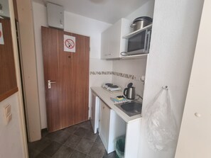 Kühlschrank, Mikrowelle, Herdplatte, Wasserkocher mit Kaffee-/Teezubehör