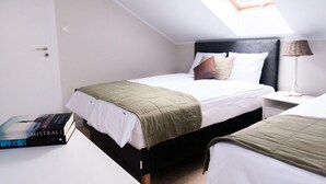 A bedroom with a single bed, a bedside table, a lamp, and a book on the nightstand. - Aesthetic Couples Hideaway by the Coast (Dziwnów)