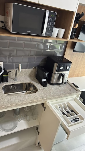Coffee/tea maker, fridge, microwave, cookware/dishes/utensils - Studio em frente ao Hospital das Clinicas | ZJ121 (Cerqueira César)