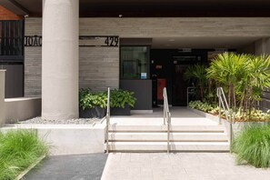 Exterior detail - Studio Completo a 300m da Av. Rebouças | YP108 (Pinheiros)