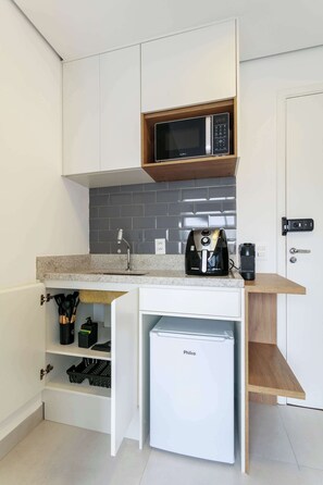 Coffee/tea maker, fridge, microwave, cookware/dishes/utensils - Studio em frente ao Hospital das Clinicas | ZJ102 (Cerqueira César)