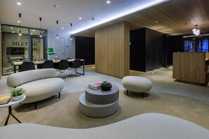 Un interior moderno con un sofá curvo, una mesa de centro redonda y un diseño minimalista.