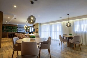 Dining - Studio Completo a 100m do Metrô Brooklin | HB622 (Brooklin)
