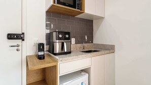 Cafetera/tetera, refrigerador, microondas, utensilios de cocina