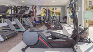 Een sportschool met loopbanden, elliptische trainers en gewichtsapparaten.