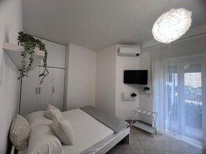 Standard Double Room | Desk, laptop workspace, iron/ironing board, free WiFi - Terracina Central Rooms (Terracina)