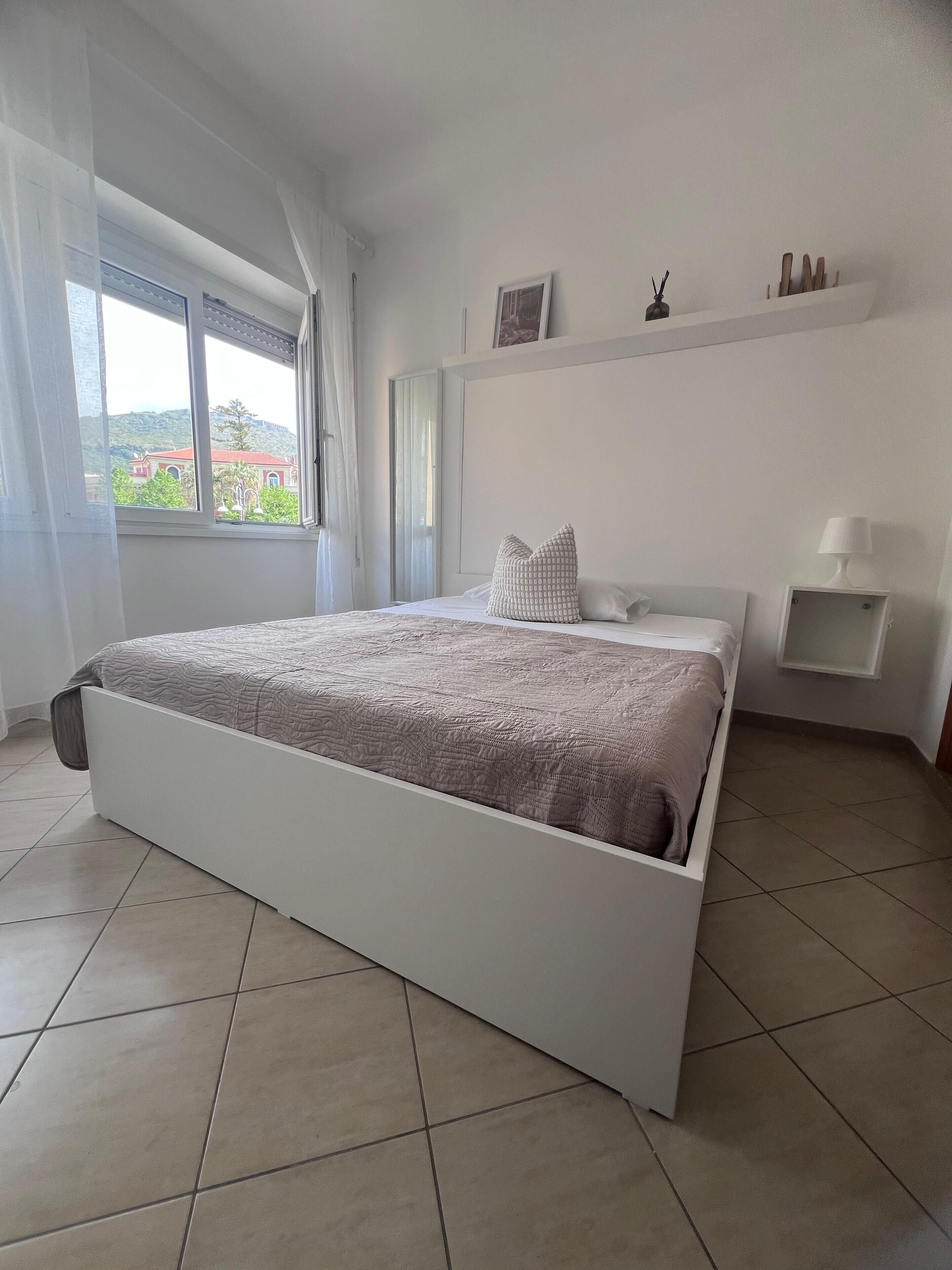 Single Room | Desk, laptop workspace, iron/ironing board, free WiFi