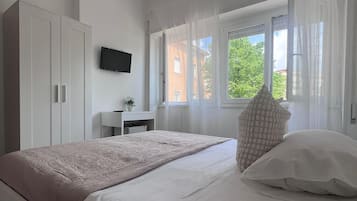 Single Room | Desk, laptop workspace, iron/ironing board, free WiFi