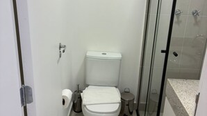 Shower, shampoo - Studio em frente ao Hospital das Clinicas | ZJ94 (Cerqueira César)