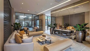 Ein modernes Wohnzimmer mit Sofa, Couchtisch und Essbereich.