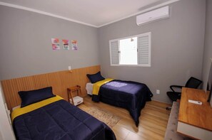 Tabla de planchar con plancha, wifi y ropa de cama