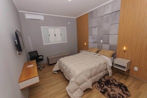 Ferros/tábuas de passar roupa, Wi-Fi, roupa de cama