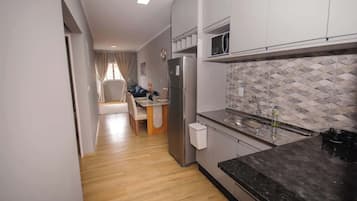 Geladeira, micro-ondas, cooktop