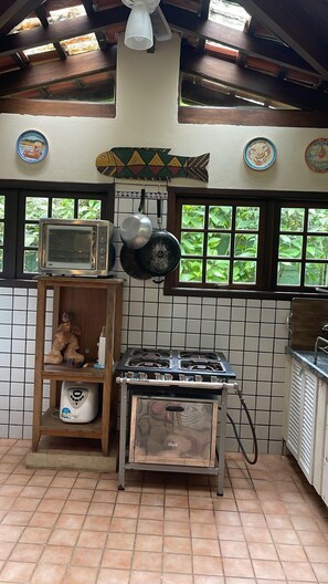 Microwave, oven, stovetop, cookware/dishes/utensils - @Staycy | Casa com rio privativo em Camburi (Camburí)
