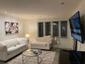 Living area - Charming Stay Walk to Niagara Falls in 30 Min (Niagara Falls)