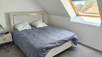 Iron/ironing board, free WiFi, bed sheets