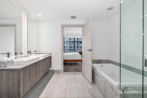 Douche, sèche-cheveux, serviettes fournies, shampoing