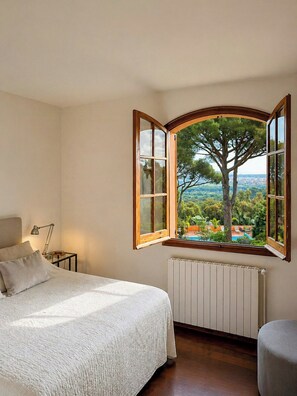 Desk, free WiFi - Costa Brava villa: Sea views, chef & privacy (Calonge)
