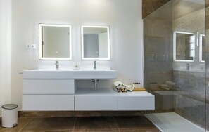 Shower - House above the Tajo with pool in Ronda, Malaga (Ronda)