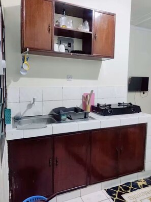 Private kitchen - Cozy Tudor Beach Studio Near CBD & Ocean (Mombasa)