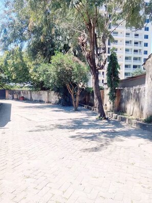 Property grounds - Cozy Tudor Beach Studio Near CBD & Ocean (Mombasa)
