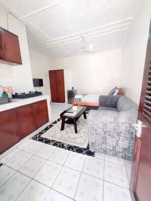 Interior - Cozy Tudor Beach Studio Near CBD & Ocean (Mombasa)