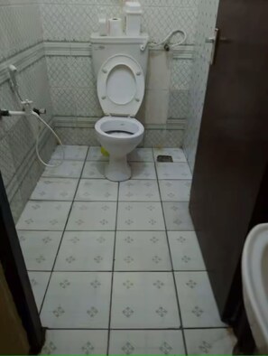 Regadera, toallas, jabón, papel de baño 