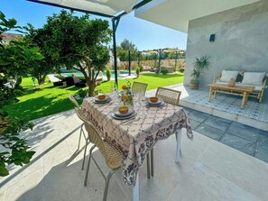 Outdoor dining - Contemporary villa at the foot of Sierra Nevada (Melegís)