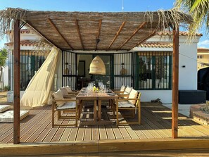 Outdoor dining - Designed Mediterranean oasis in Málaga (Alcaucin)