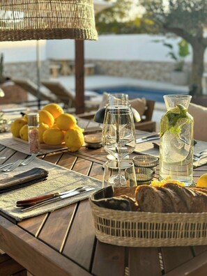 Outdoor dining - Designed Mediterranean oasis in Málaga (Alcaucin)