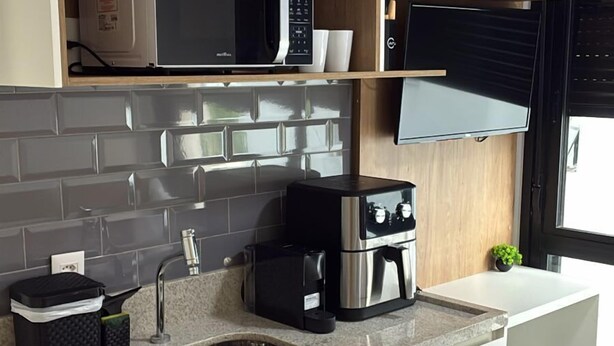Coffee/tea maker, fridge, microwave, cookware/dishes/utensils - Studio em frente ao Hospital das Clinicas | ZJ112 (Cerqueira César)