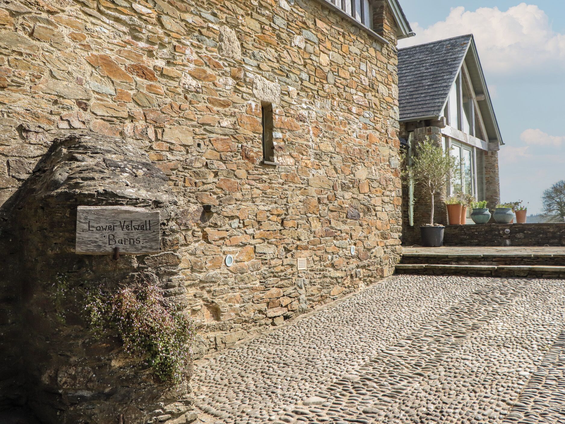 Un edificio de piedra con un cartel que dice 'Lower Velvel Barns'.