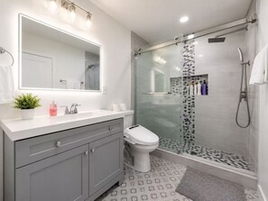Secadora de cabello, bidet, toallas, jabón 