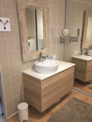 Shower, towels, soap, toilet paper - Vrbo Property (Cabriès)
