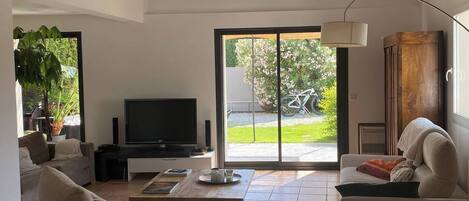 Fernseher, Kamin, Tischtennisplatte