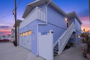 Exterior detail - Blue Heron Perch - garage - 5 min walk to beach (Newport Beach)