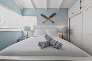 Iron/ironing board, WiFi, bed sheets - Blue Heron Perch - garage - 5 min walk to beach (Newport Beach)