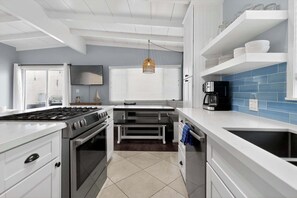 Fridge, microwave, oven, stovetop - Blue Heron Perch - garage - 5 min walk to beach (Newport Beach)