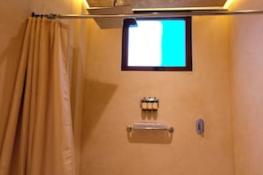 Habitación cuádruple junior | Baño | Ducha, secador de pelo, toallas y jabón