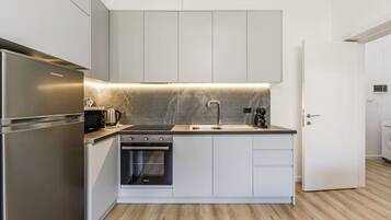 Frigorifero, microonde, forno, piano cottura