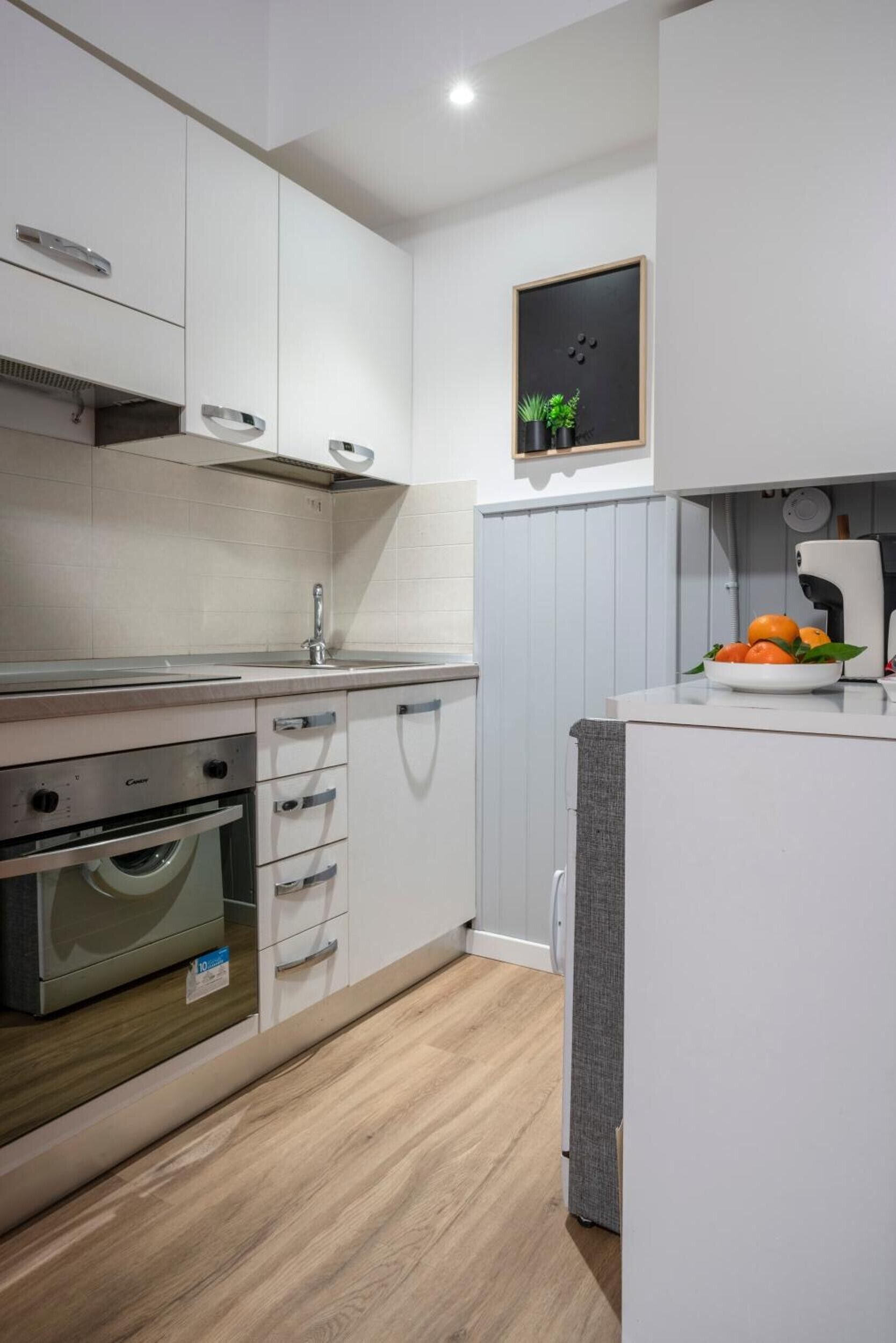 Fridge, oven, stovetop, coffee/tea maker