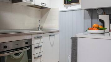 Fridge, oven, stovetop, coffee/tea maker