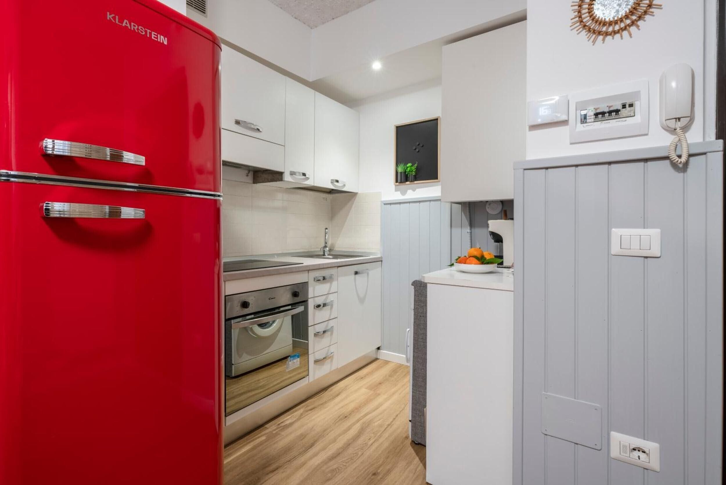 Frigorífico, horno, placa de cocina y cafetera o tetera