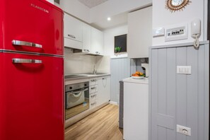 Refrigerador, horno, parrilla de estufa y cafetera y tetera 