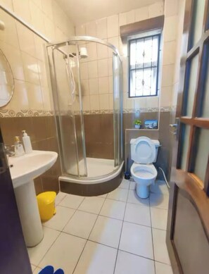 Dusche, Handtücher, Seife, Toilettenpapier