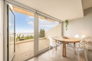 Dining - GuestReady - Beachfront Studio (Sesimbra)