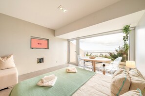 Iron/ironing board, Internet, bed sheets - GuestReady - Beachfront Studio (Sesimbra)