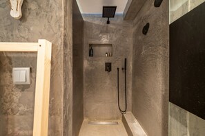 Douche, sèche-cheveux, serviettes fournies