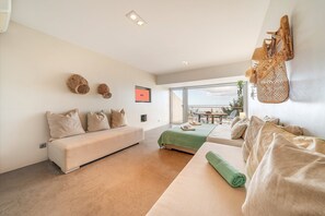 TV - GuestReady - Beachfront Studio (Sesimbra)